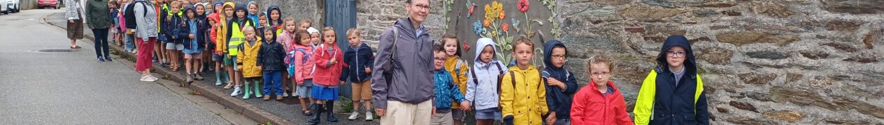 Sur le chemin de la messe de rentrée et de la bénédiction des cartables.